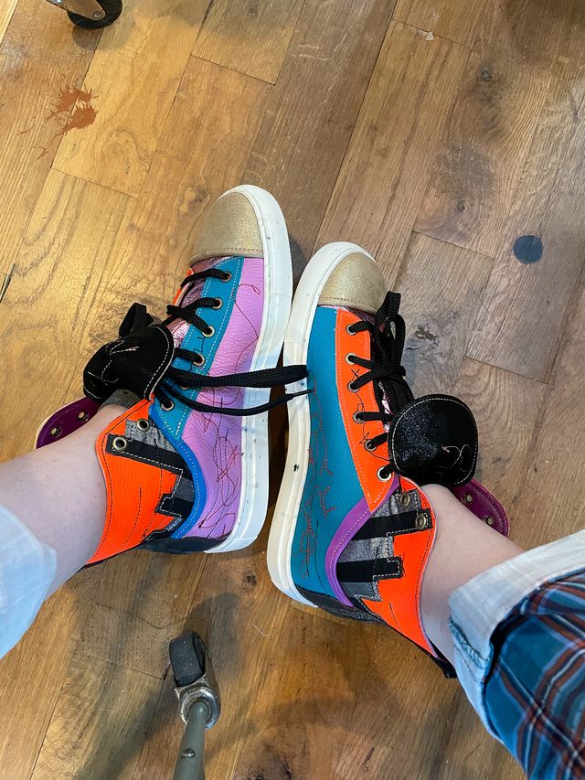 Top view with feet tilted
to show off the fake low-top inside panels
of both shoes --
lavender/orange on the left,
blue/orange on the right.